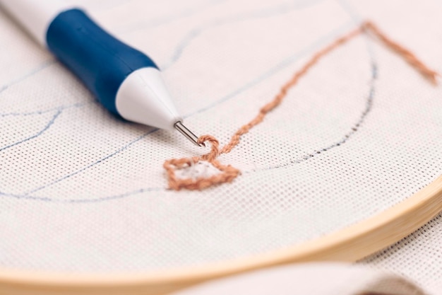 Detal haftu: drobne ściegi