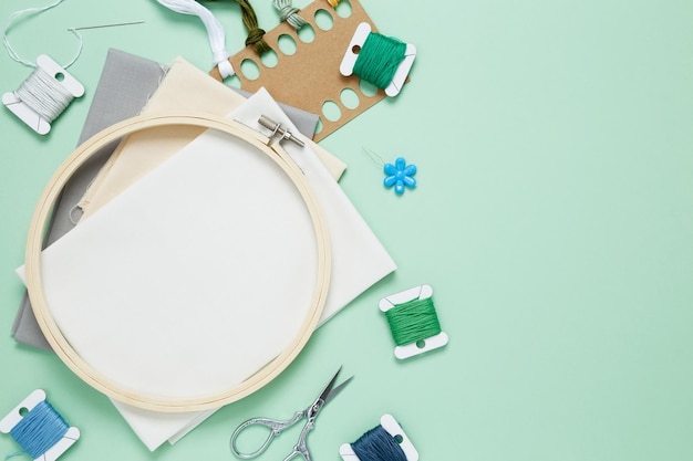 Zawartość zestawu haftu ukazana na stole