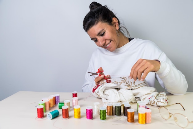 Instruktor pokazuje technikę haftu